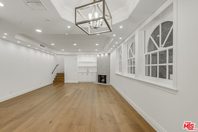 Building Photo - 342 N Palm Dr