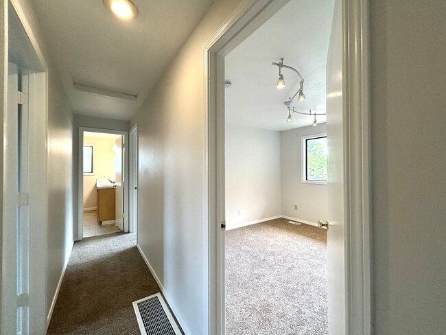 Building Photo - Beautiful 4BD Home | Fireplace, Fenced Backyard, Deck, Garage & A/C