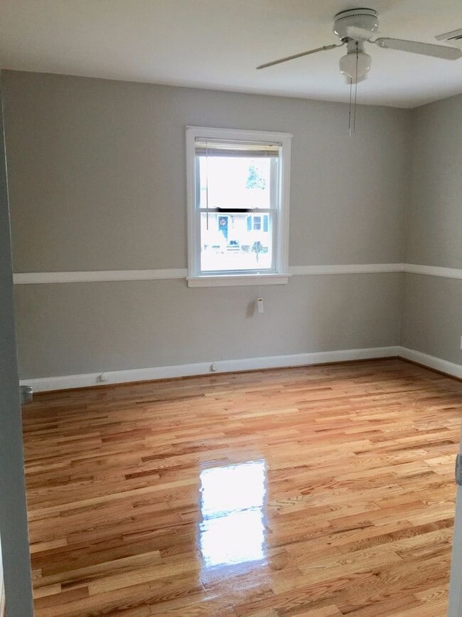 Building Photo - Adorable 2BR/1BA Home Near Norfolk Naval B...