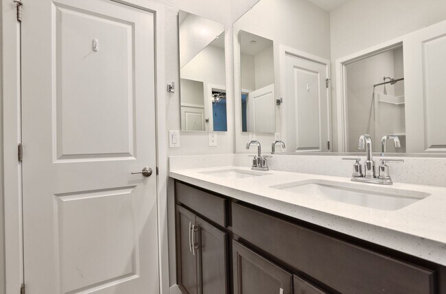 Building Photo - Gorgeous 4bed/3 bath End Unit Condo in Gil...