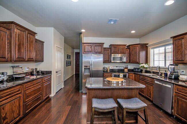 Building Photo - "Fully-Furnished 3-Bedroom, 2-Bathroom Home!"