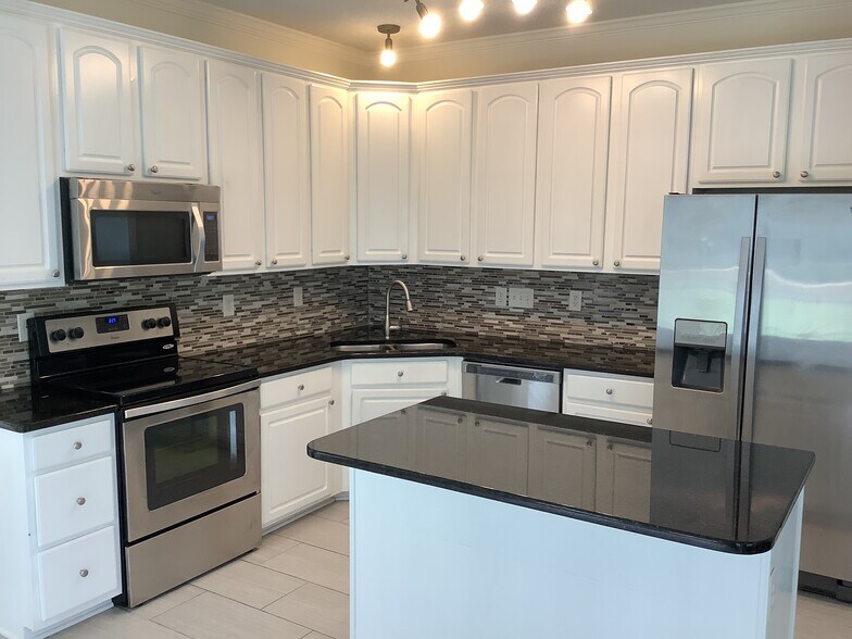 Building Photo - 2106 Forest Edge Dr