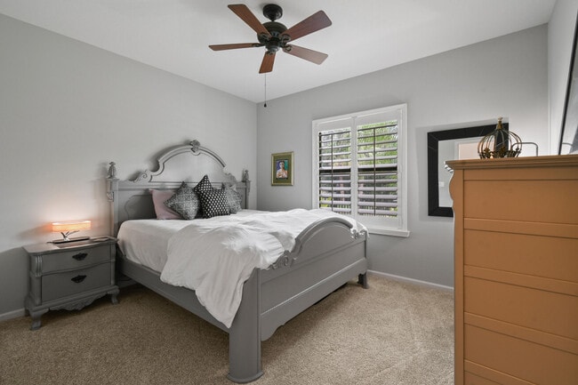 Building Photo - 3251 SW Holly Ln