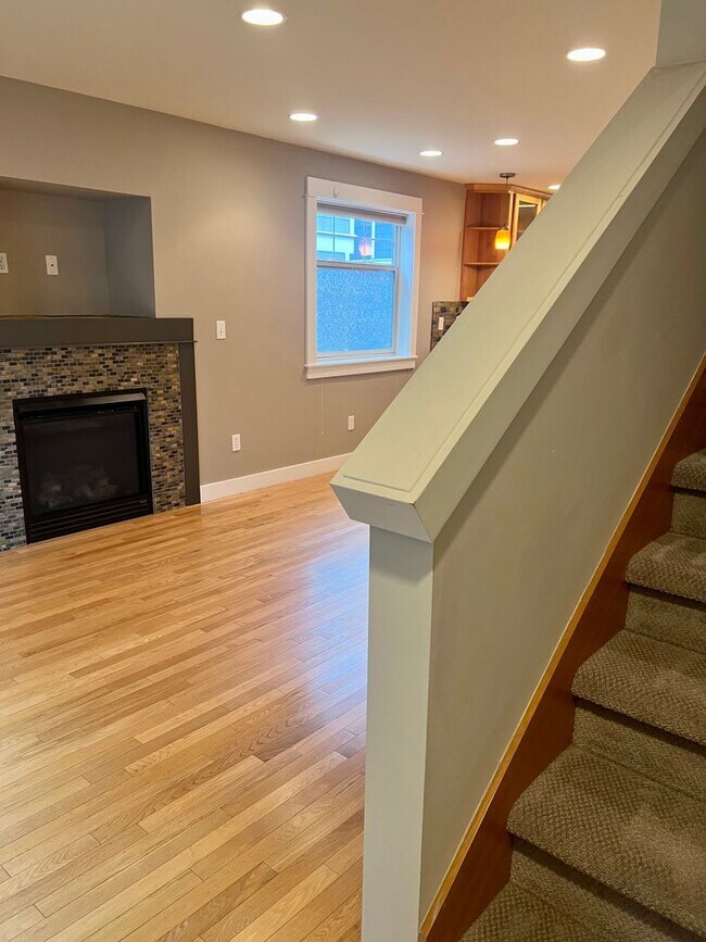 Building Photo - Available 1/0! Cozy townhouse in the Mt Baker neighborhood.