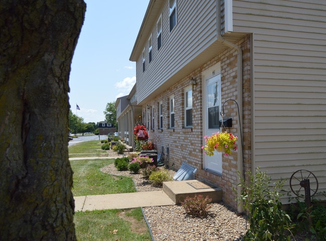 Building Photo - Greenbriar Village