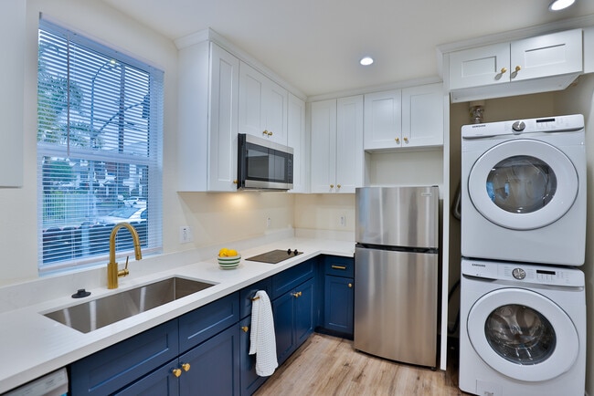 Building Photo - 910 W 23rd St