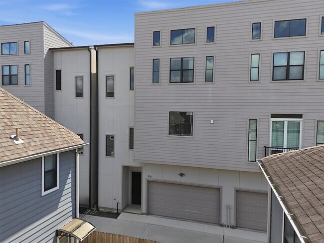 Building Photo - 816 W 22nd St