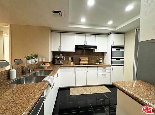 Building Photo - 10520 Wilshire Blvd