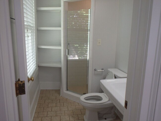Building Photo - Two Bedroom Townhome Close to Forsyth Park