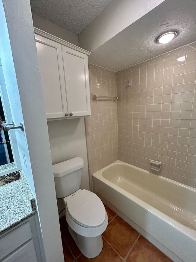 Building Photo - Gorgeous and spacious condo in a quiet and convenient location!