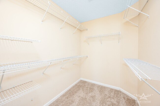 Building Photo - Split Floor Plan, Open and Bright