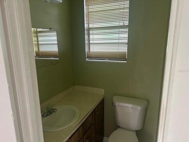 Building Photo - 212 N Chestnut Rd