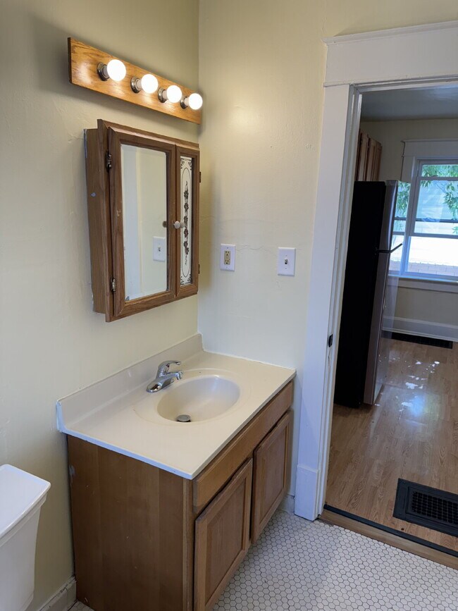 Building Photo - 3-Bedroom Upper Duplex on W Washington – P...