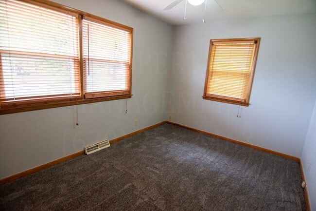 Building Photo - 4 Bedroom 2 Bath