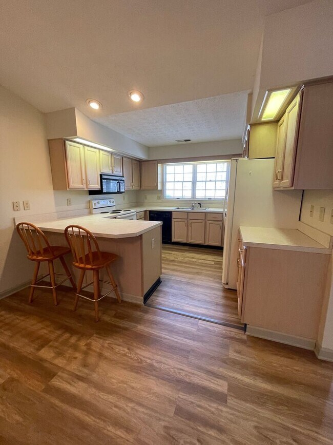 Building Photo - Townhouse for Rent on Emerald Drive