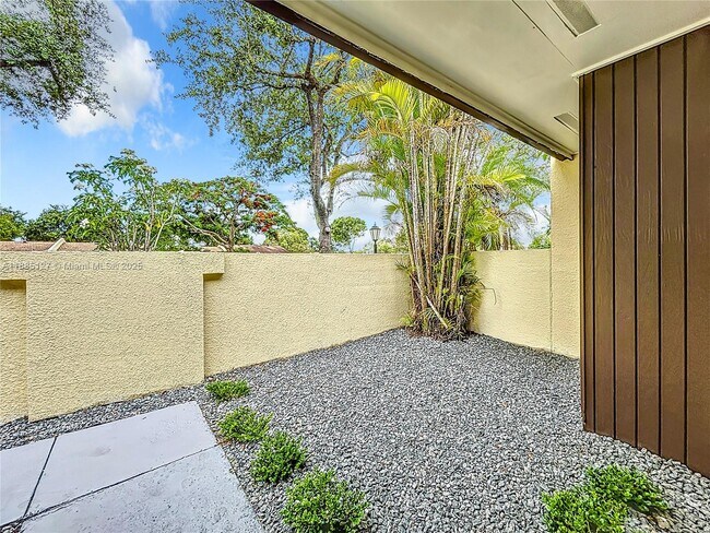 Building Photo - 13804 Kendale Lakes Dr