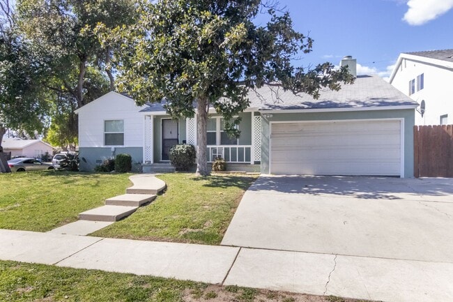 Building Photo - Charming 2-Bedroom Northridge Home with Pr...