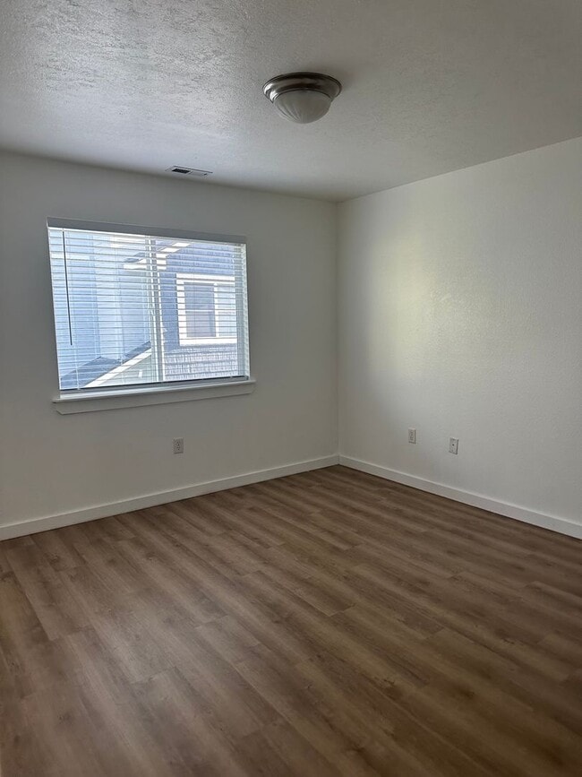 Building Photo - Cute 3 bedroom, 2 bath townhome with Community Pool in Boise