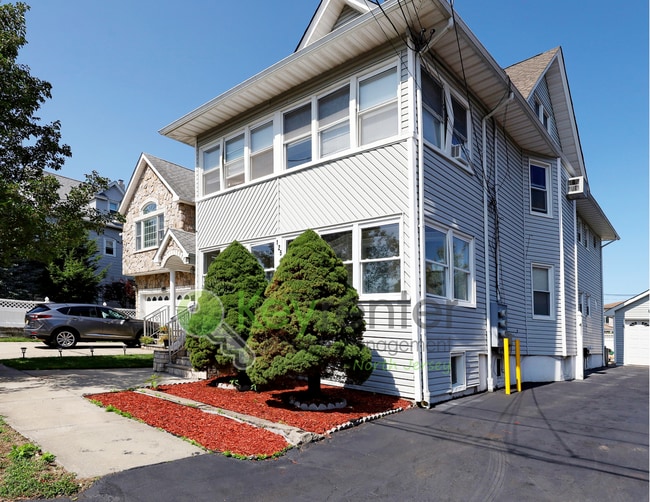 Building Photo - $750 Off First Month! Bright & Spacious 3-...