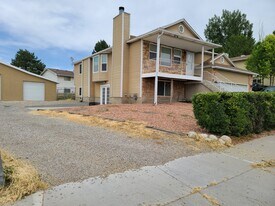 Building Photo - 940 W Red Oaks Dr