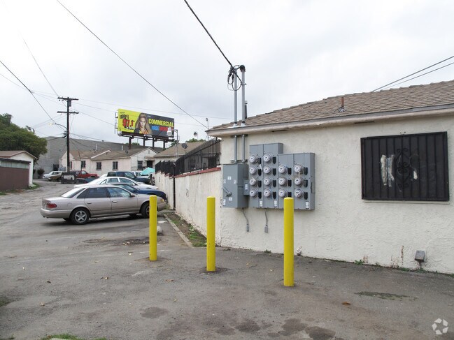 Building Photo - 9920-9924 S Van Ness Ave