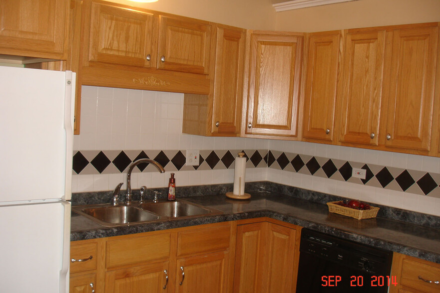 Building Photo - 2424 Highland Cir