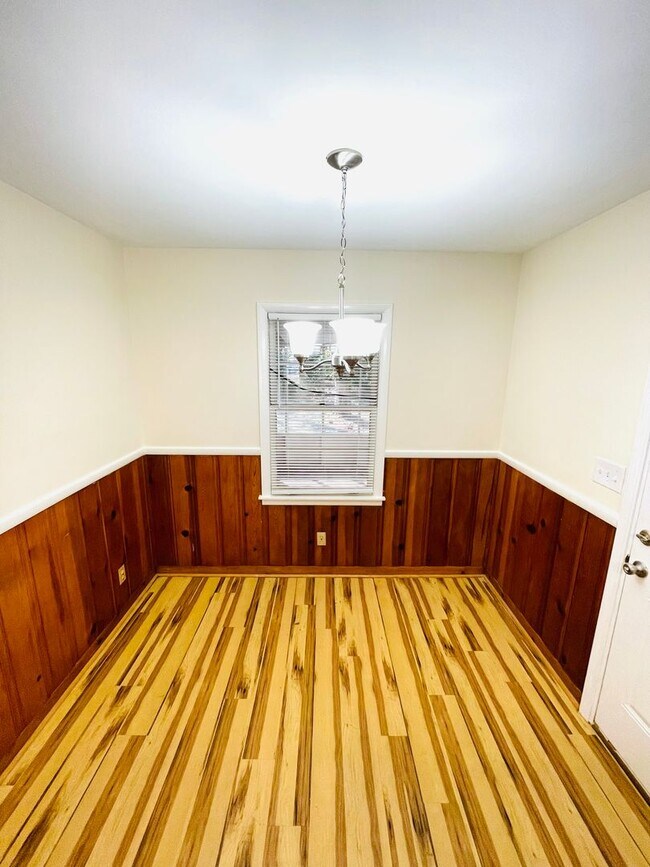 Building Photo - ** 3 bed 2 bath located in Morningview ** ...