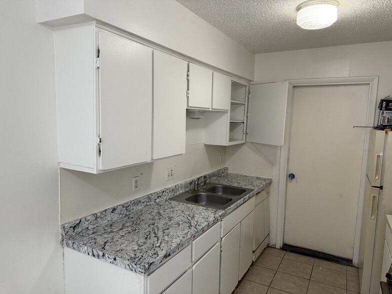 Building Photo - 1528 E 66th Pl
