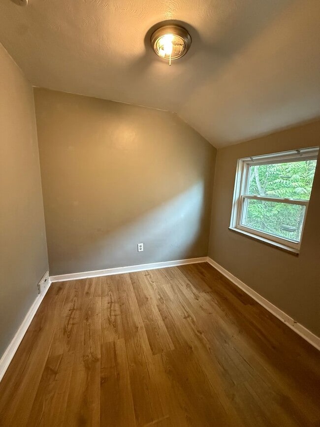 Building Photo - Brentwood-3 Bedroom Home available NOW!