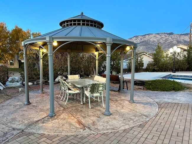 Building Photo - Move in Special Luxury 4 bedroom 4.5 bathr...