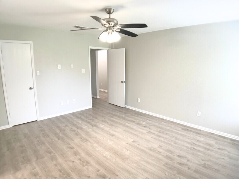 Building Photo - 3913 Periwinkle Dr