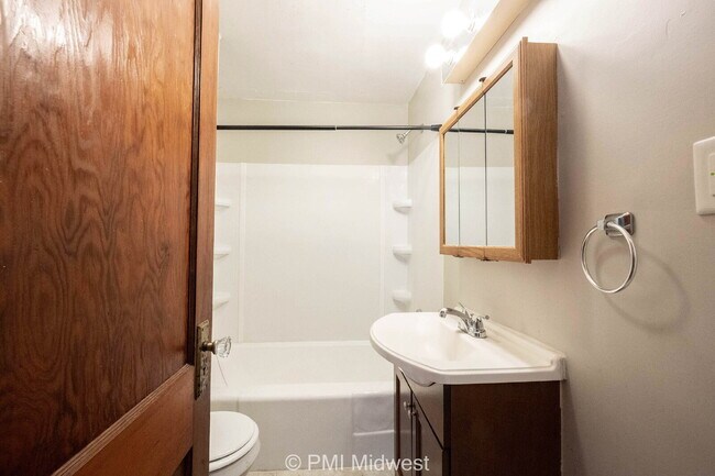 Building Photo - "Charming 2-Bedroom Retreat in Heart of In...