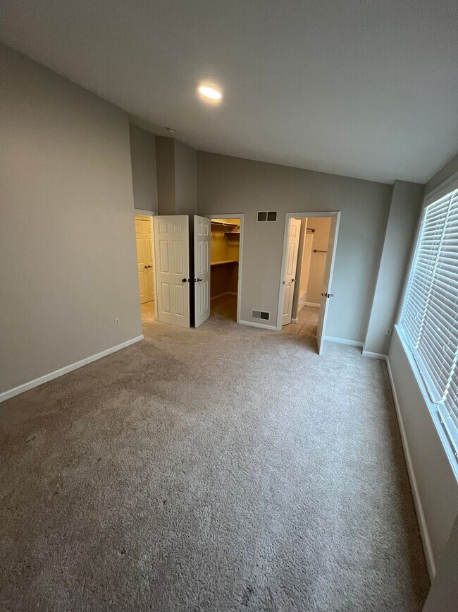 Building Photo - Newly Renovated 3 Bed 2.5 Bath Townhouse A...