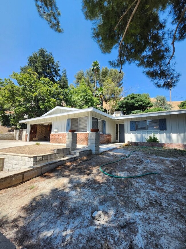 Building Photo - Newly Renovated! Spacious 4-Bed, 2-Bath Ho...