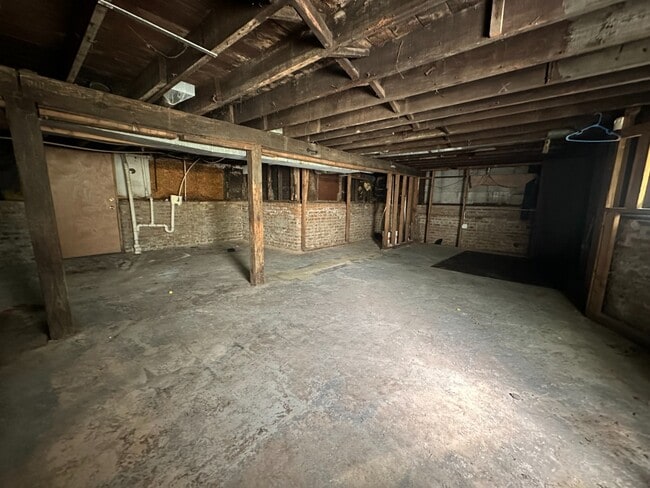 Building Photo - 4BR / 1BA Home with Basement – Near Rainbo...