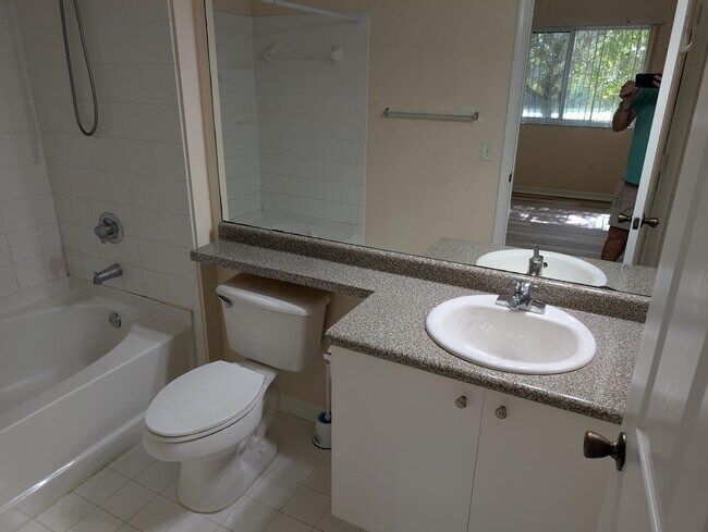 Building Photo - 350 Crestwood Cir