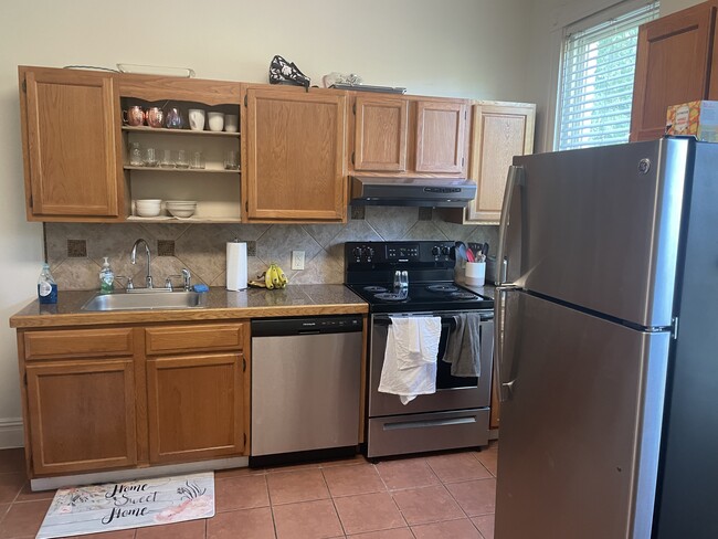 Stainless, granite, tile kitchen - 1617 W Grace St