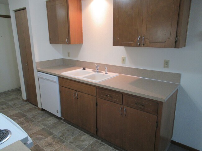 Building Photo - One Bedroom Apartment Close to Downtown