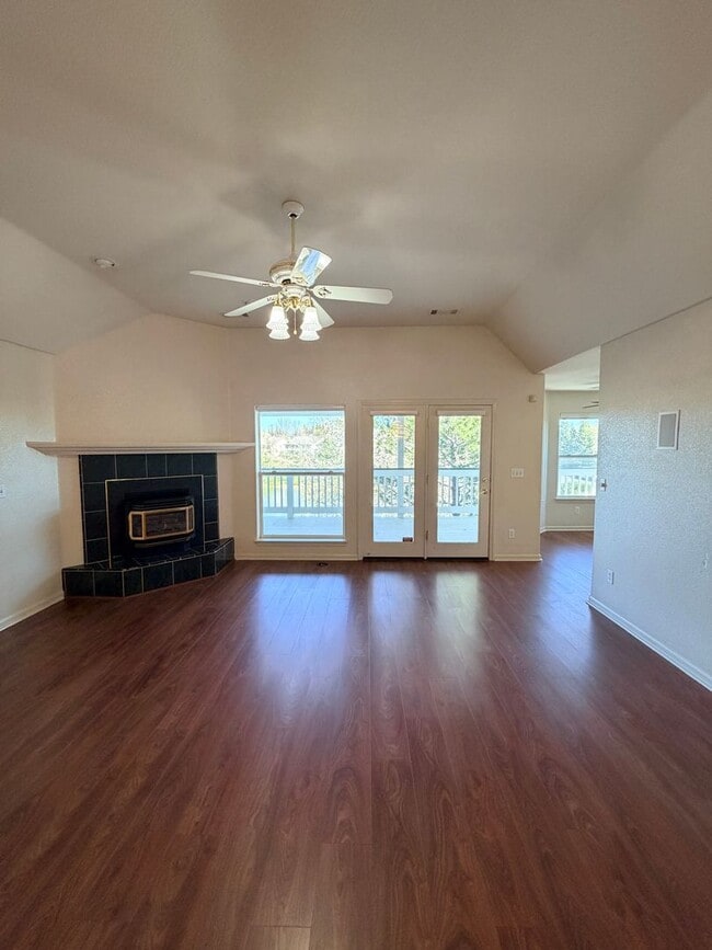 Building Photo - Beautiful Lakefront Home in the Vineyard! 55+ community