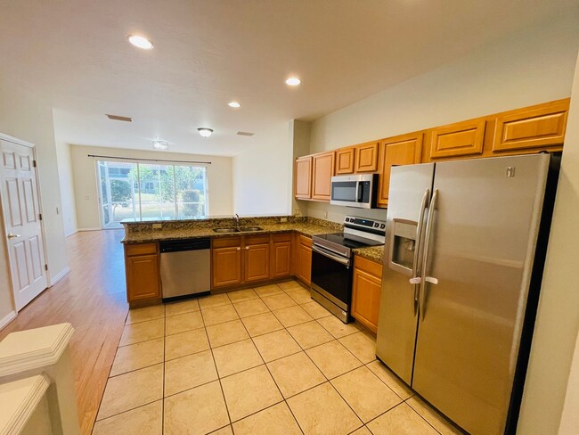 Building Photo - Family-Friendly Townhome Close to Beaches ...