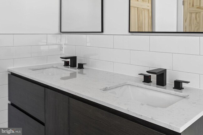 Building Photo - 458 W Earlham Ter