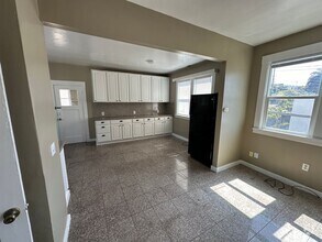 Building Photo - Rare 4BR Upstairs Gem – Light-Filled & Ove...