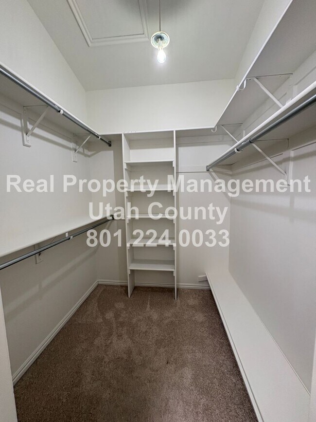 Building Photo - Large and Spacious 4 Bedroom Home!