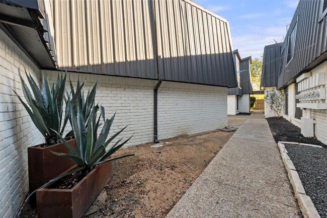 Building Photo - 1720 Wooten Park Dr