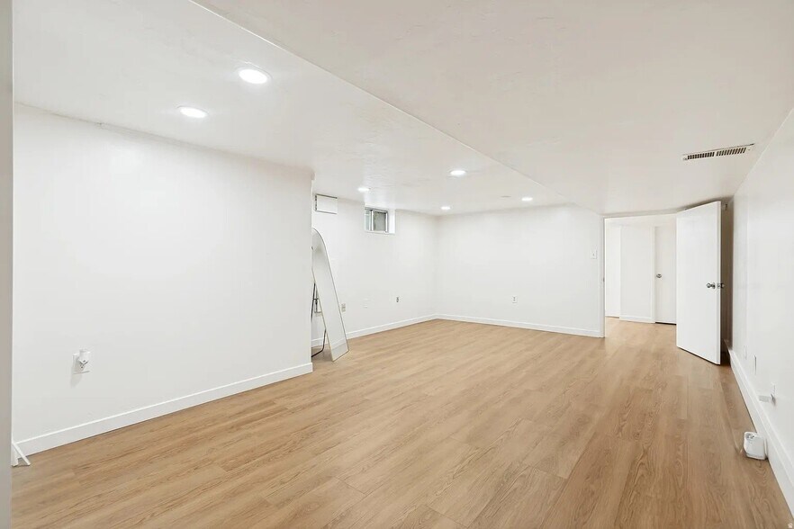 Building Photo - 8947 S 500 E