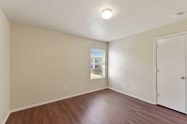 Building Photo - Beautiful 3 bed 2 bath home in Poynter Cro...