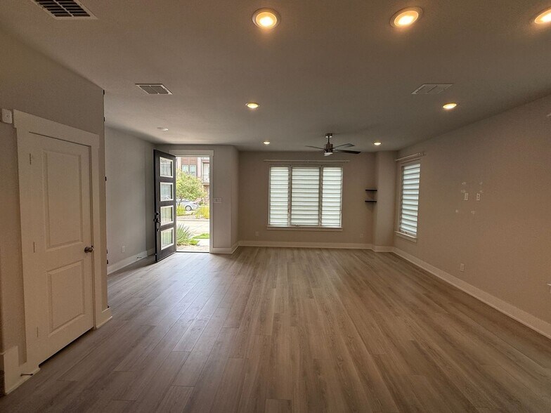 Building Photo - 813 Crystal Oak Ln