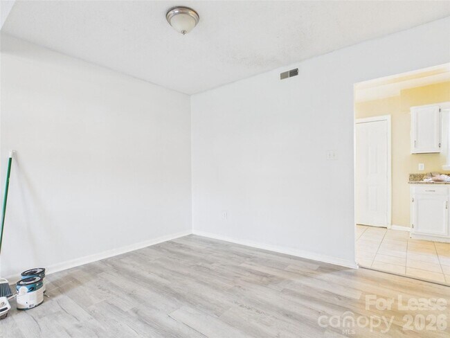 Building Photo - 8811 Hunter Ridge Dr