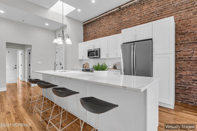 Building Photo - 7 Broad St