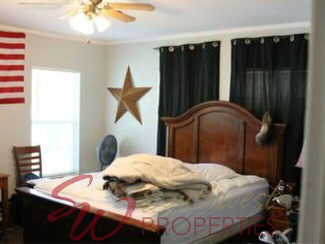 Building Photo - Large 3 bedroom close to campus